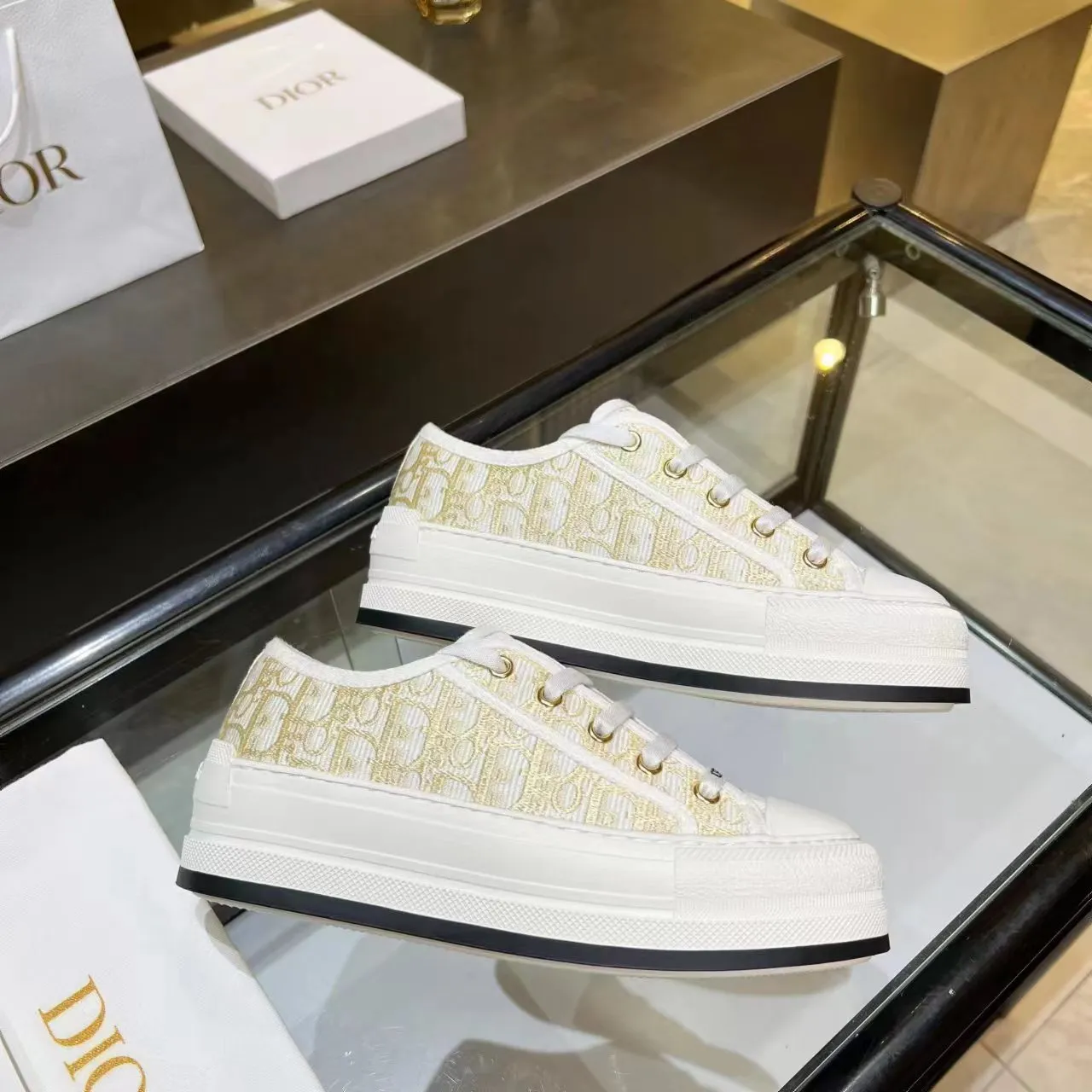 👟👟Ex-factory price 520👟👟 Dior’s 2025 Walk ‘n’ Dior embroidered mid-top casual shoes are new. On the fashion stage, Dior embroidered shoes are the well-deserved protagonist. Delicate stitching is used on the upper, every stitch is devoted to the craftsman's efforts, and every thread is woven with artistic poetry. From complex floral patterns to smart geometric textures, embroidery is like the magic that gives shoes life, allowing them to show dynamic beauty even in static conditions.   Wearing Dior embroidered shoes feels like stepping into a dream world full of art. It is not only a pair of shoes, but also a walking piece of art that perfectly integrates fashion and culture. Whether you are strolling on the bustling city streets or attending important social occasions, Dior embroidered shoes can add unique charm to your style and become the focus of everyone's attention.   Choosing Dior embroidered shoes means choosing a persistent pursuit of quality and a unique understanding of fashion. Let it accompany you through every wonderful moment and leave your own fashion mark.  Material: Sheepskin lining, feet, silk cowhide, size 35-41, heel height 5cm